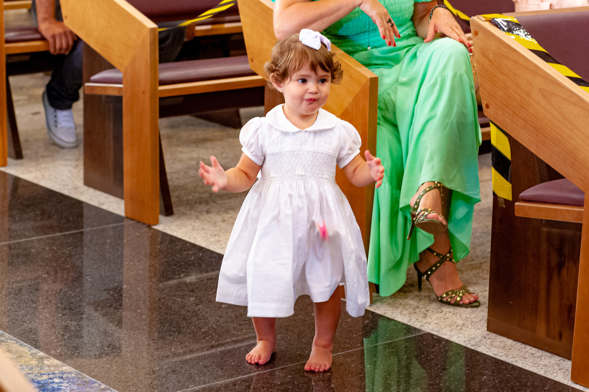 Fotografia de batizado na igreja Nossa Senhora de Lourdes Alphaville, fotografia de batizado em alphaville, batizado de menina, batizado católico de menina, batizado católico de meninas, batizado triplo de meninas, foto interna da igreja, foto da família