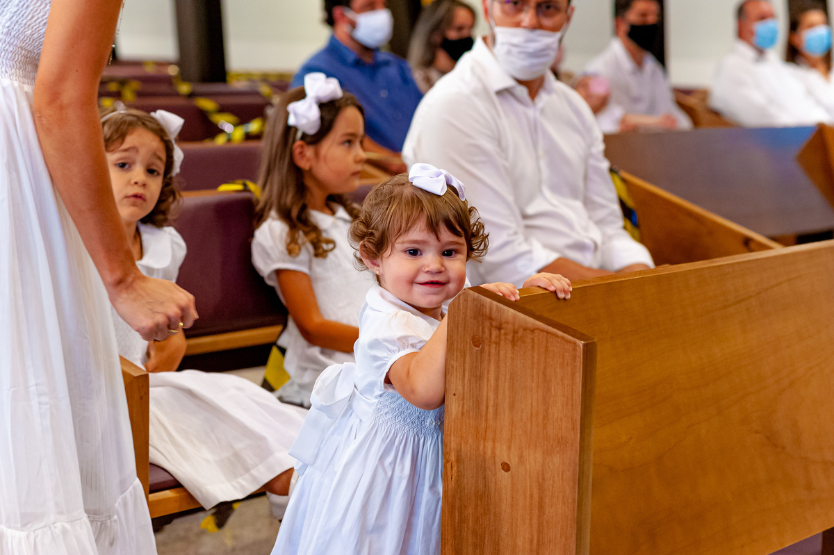 Fotografia de batizado na igreja Nossa Senhora de Lourdes Alphaville, fotografia de batizado em alphaville, batizado de menina, batizado católico de menina, batizado católico de meninas, batizado triplo de meninas, foto interna da igreja, foto da família