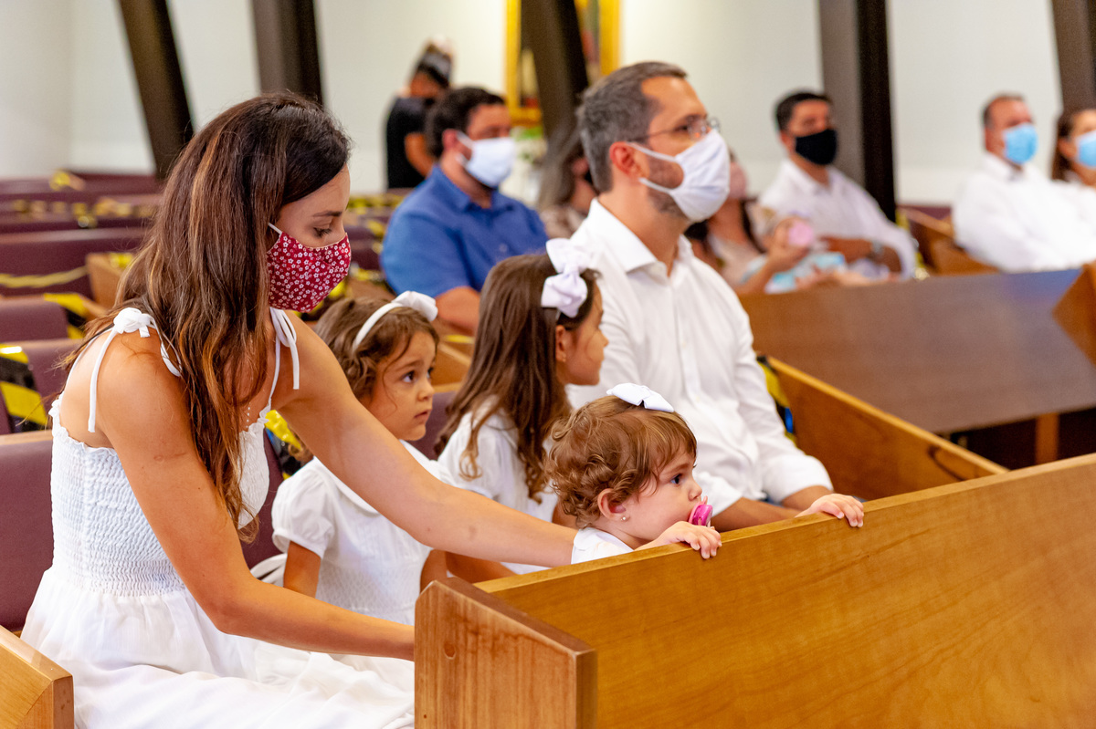 Fotografia de batizado na igreja Nossa Senhora de Lourdes Alphaville, fotografia de batizado em alphaville, batizado de menina, batizado católico de menina, batizado católico de meninas, batizado triplo de meninas, foto interna da igreja, foto da família