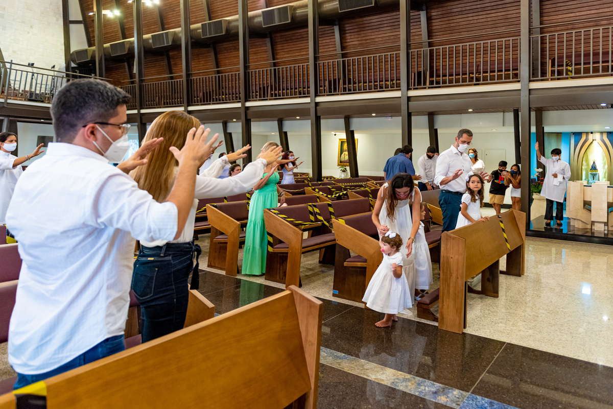Fotografia de batizado na igreja Nossa Senhora de Lourdes Alphaville, fotografia de batizado em alphaville, batizado de menina, batizado católico de menina, batizado católico de meninas, batizado triplo de meninas, foto interna da igreja, foto da família