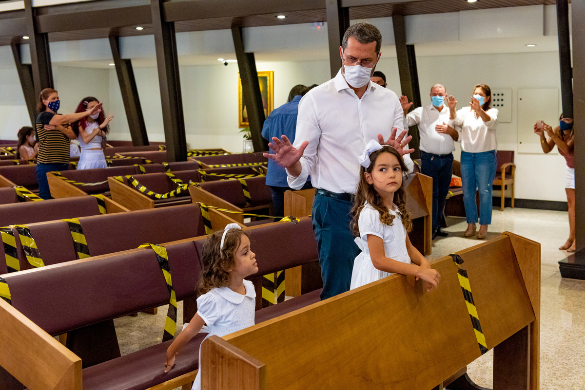 Fotografia de batizado na igreja Nossa Senhora de Lourdes Alphaville, fotografia de batizado em alphaville, batizado de menina, batizado católico de menina, batizado católico de meninas, batizado triplo de meninas, foto interna da igreja, foto da família