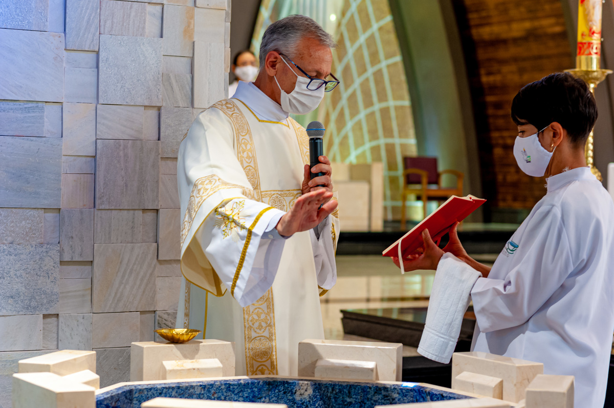 Fotografia de batizado na igreja Nossa Senhora de Lourdes Alphaville, fotografia de batizado em alphaville, batizado de menina, batizado católico de menina, batizado católico de meninas, batizado triplo de meninas, foto interna da igreja, foto da família