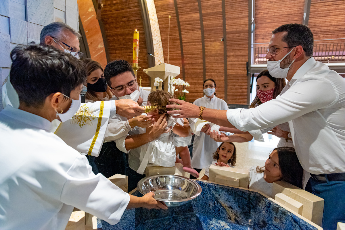 Fotografia de batizado na igreja Nossa Senhora de Lourdes Alphaville, fotografia de batizado em alphaville, batizado de menina, batizado católico de menina, batizado católico de meninas, batizado triplo de meninas, foto interna da igreja, foto da família