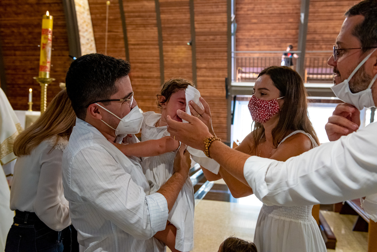 Fotografia de batizado na igreja Nossa Senhora de Lourdes Alphaville, fotografia de batizado em alphaville, batizado de menina, batizado católico de menina, batizado católico de meninas, batizado triplo de meninas, foto interna da igreja, foto da família