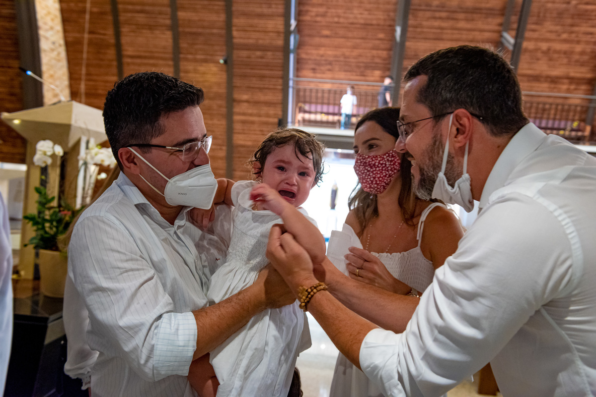 Fotografia de batizado na igreja Nossa Senhora de Lourdes Alphaville, fotografia de batizado em alphaville, batizado de menina, batizado católico de menina, batizado católico de meninas, batizado triplo de meninas, foto interna da igreja, foto da família