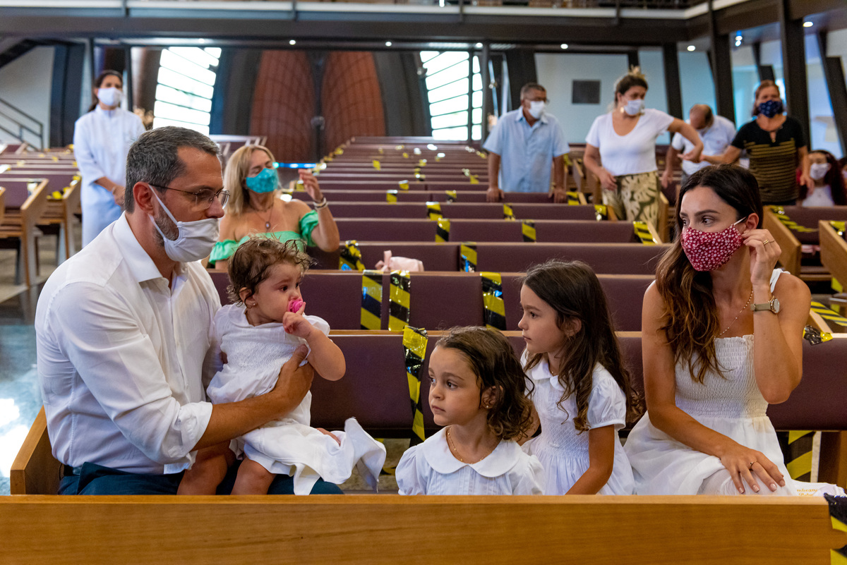 Fotografia de batizado na igreja Nossa Senhora de Lourdes Alphaville, fotografia de batizado em alphaville, batizado de menina, batizado católico de menina, batizado católico de meninas, batizado triplo de meninas, foto interna da igreja, foto da família