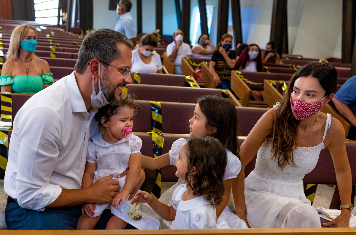 Fotografia de batizado na igreja Nossa Senhora de Lourdes Alphaville, fotografia de batizado em alphaville, batizado de menina, batizado católico de menina, batizado católico de meninas, batizado triplo de meninas, foto interna da igreja, foto da família