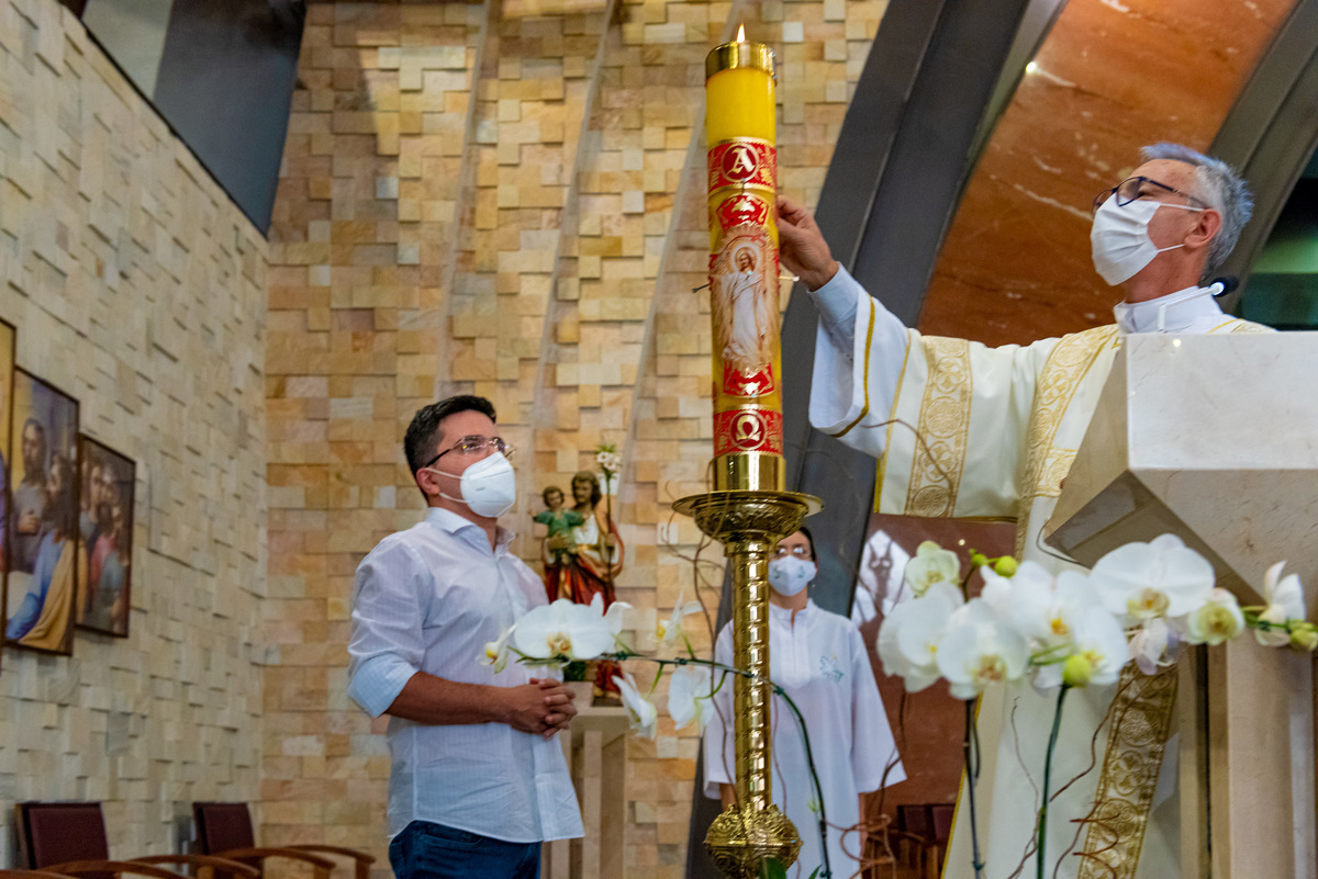 Fotografia de batizado na igreja Nossa Senhora de Lourdes Alphaville, fotografia de batizado em alphaville, batizado de menina, batizado católico de menina, batizado católico de meninas, batizado triplo de meninas, foto interna da igreja, foto da família