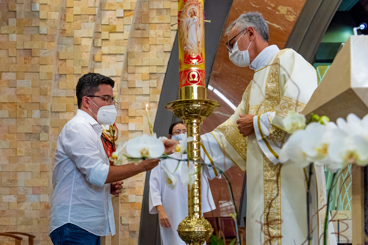 Fotografia de batizado na igreja Nossa Senhora de Lourdes Alphaville, fotografia de batizado em alphaville, batizado de menina, batizado católico de menina, batizado católico de meninas, batizado triplo de meninas, foto interna da igreja, foto da família