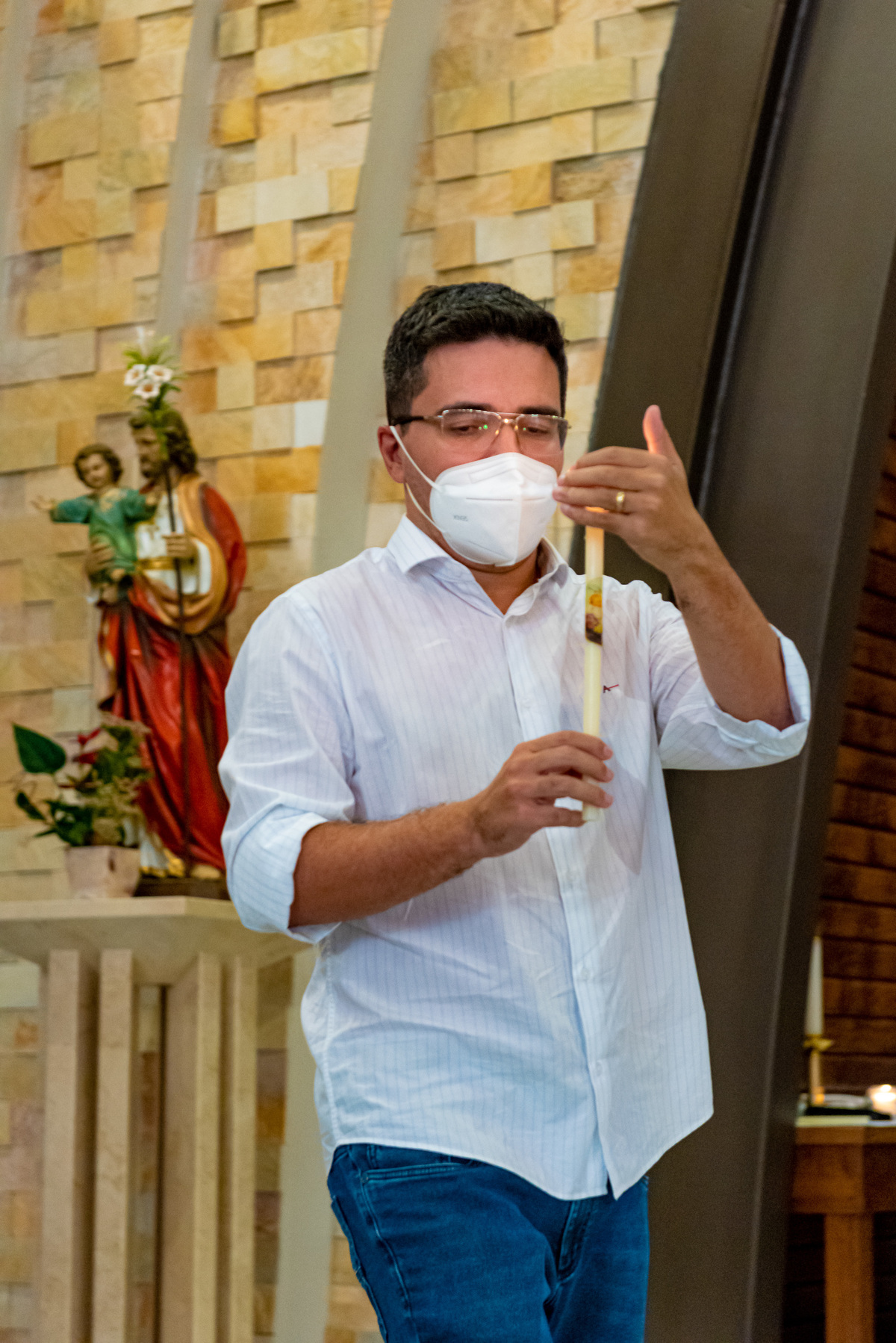 Fotografia de batizado na igreja Nossa Senhora de Lourdes Alphaville, fotografia de batizado em alphaville, batizado de menina, batizado católico de menina, batizado católico de meninas, batizado triplo de meninas, foto interna da igreja, foto da família