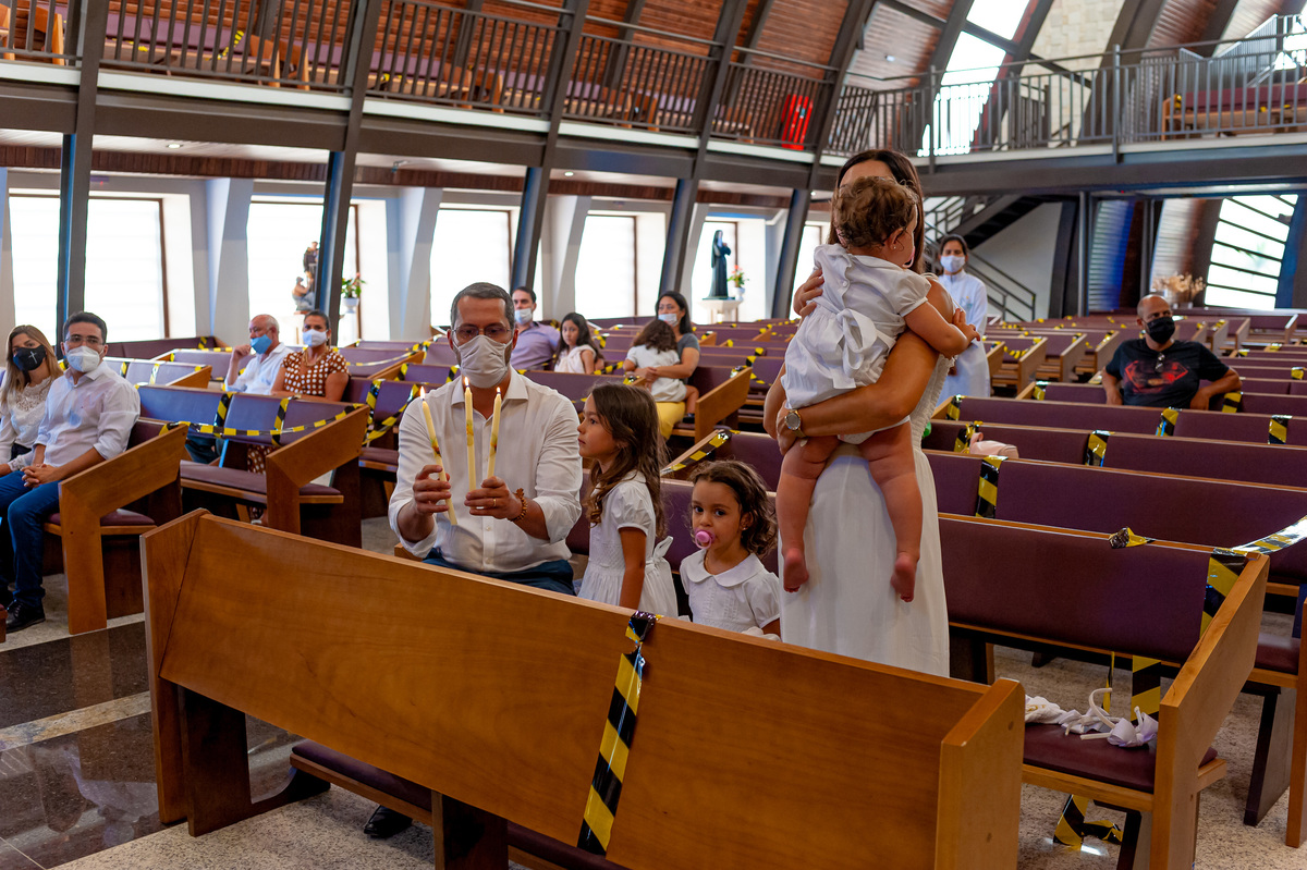 Fotografia de batizado na igreja Nossa Senhora de Lourdes Alphaville, fotografia de batizado em alphaville, batizado de menina, batizado católico de menina, batizado católico de meninas, batizado triplo de meninas, foto interna da igreja, foto da família