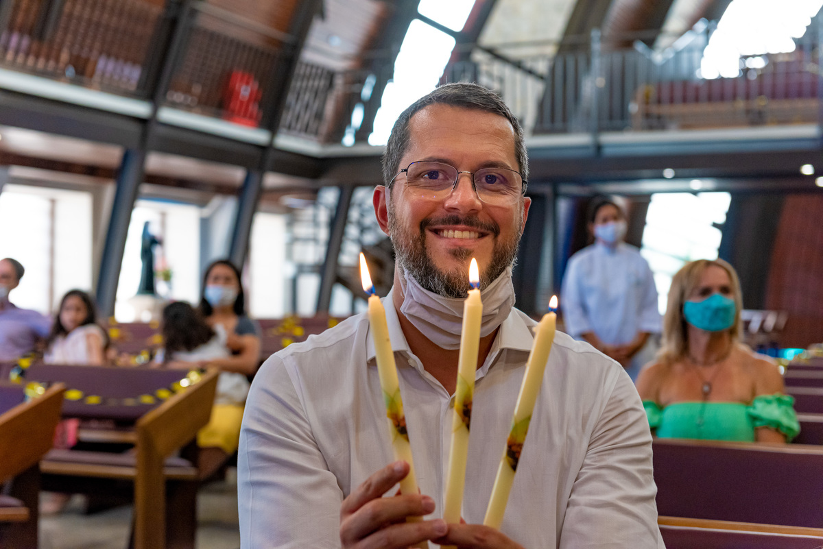 Fotografia de batizado na igreja Nossa Senhora de Lourdes Alphaville, fotografia de batizado em alphaville, batizado de menina, batizado católico de menina, batizado católico de meninas, batizado triplo de meninas, foto interna da igreja, foto da família