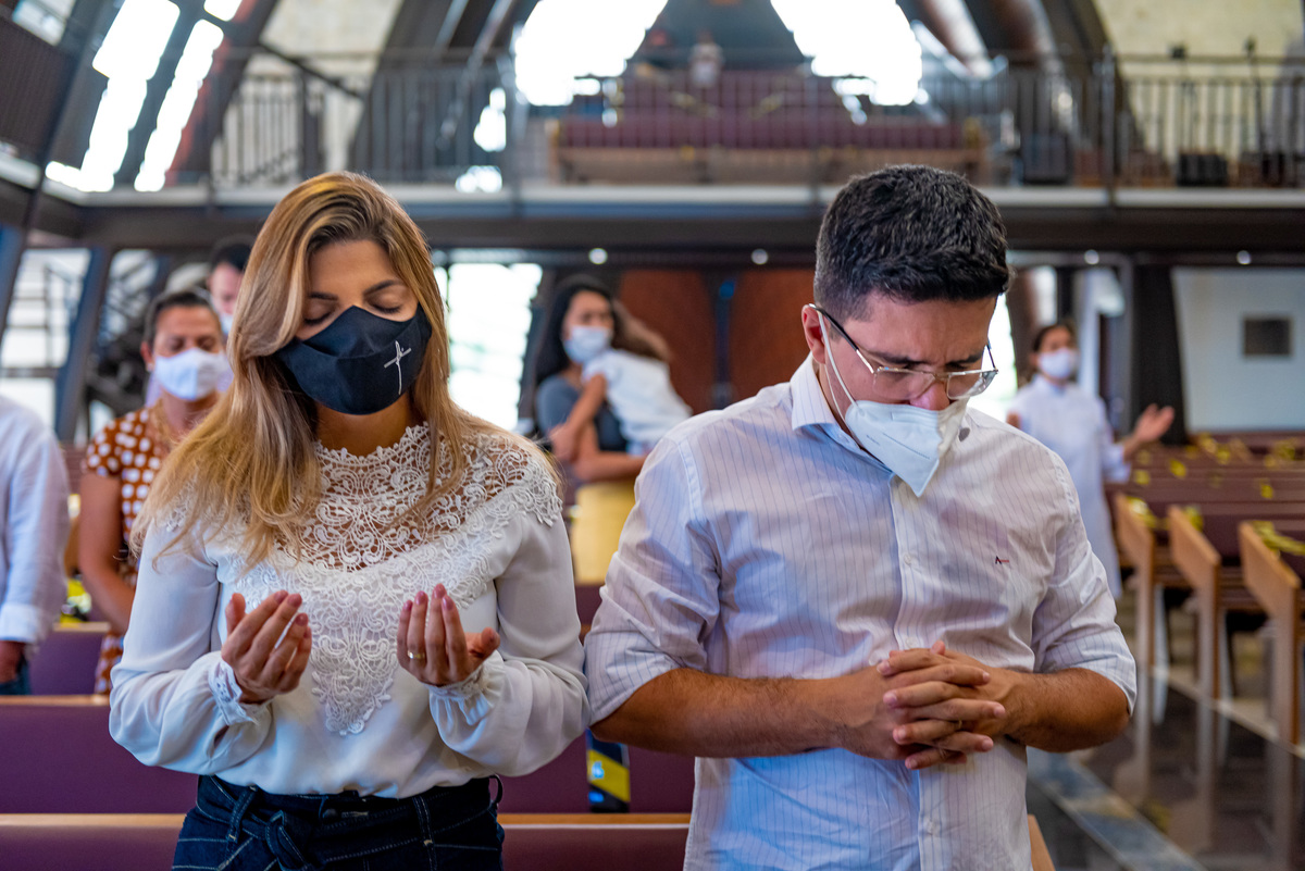 Fotografia de batizado na igreja Nossa Senhora de Lourdes Alphaville, fotografia de batizado em alphaville, batizado de menina, batizado católico de menina, batizado católico de meninas, batizado triplo de meninas, foto interna da igreja, foto da família