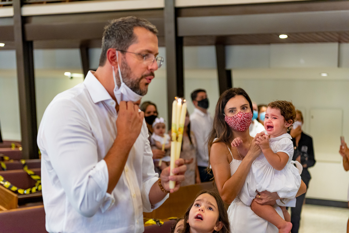 Fotografia de batizado na igreja Nossa Senhora de Lourdes Alphaville, fotografia de batizado em alphaville, batizado de menina, batizado católico de menina, batizado católico de meninas, batizado triplo de meninas, foto interna da igreja, foto da família