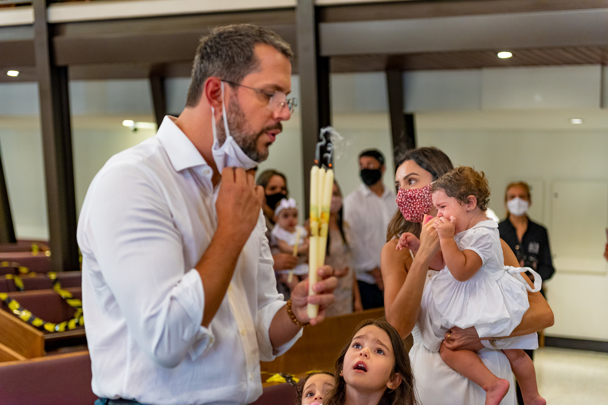 Fotografia de batizado na igreja Nossa Senhora de Lourdes Alphaville, fotografia de batizado em alphaville, batizado de menina, batizado católico de menina, batizado católico de meninas, batizado triplo de meninas, foto interna da igreja, foto da família