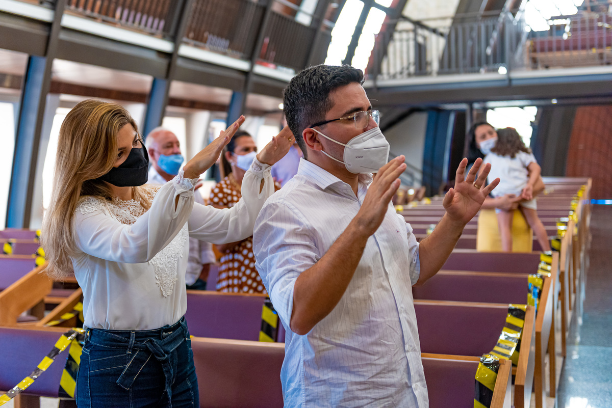 Fotografia de batizado na igreja Nossa Senhora de Lourdes Alphaville, fotografia de batizado em alphaville, batizado de menina, batizado católico de menina, batizado católico de meninas, batizado triplo de meninas, foto interna da igreja, foto da família