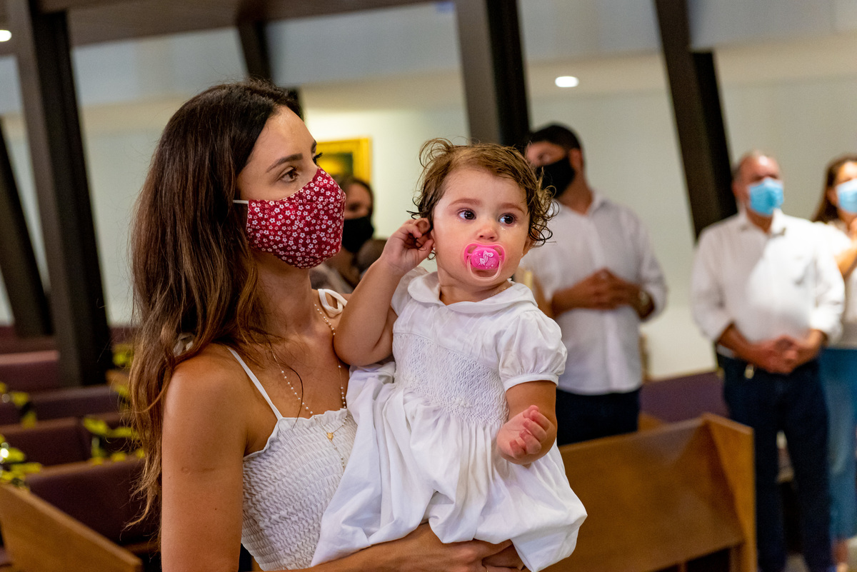 Fotografia de batizado na igreja Nossa Senhora de Lourdes Alphaville, fotografia de batizado em alphaville, batizado de menina, batizado católico de menina, batizado católico de meninas, batizado triplo de meninas, foto interna da igreja, foto da família
