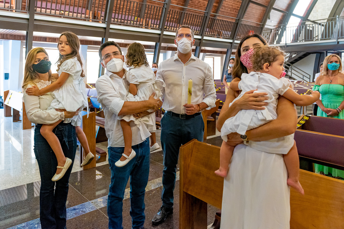 Fotografia de batizado na igreja Nossa Senhora de Lourdes Alphaville, fotografia de batizado em alphaville, batizado de menina, batizado católico de menina, batizado católico de meninas, batizado triplo de meninas, foto interna da igreja, foto da família