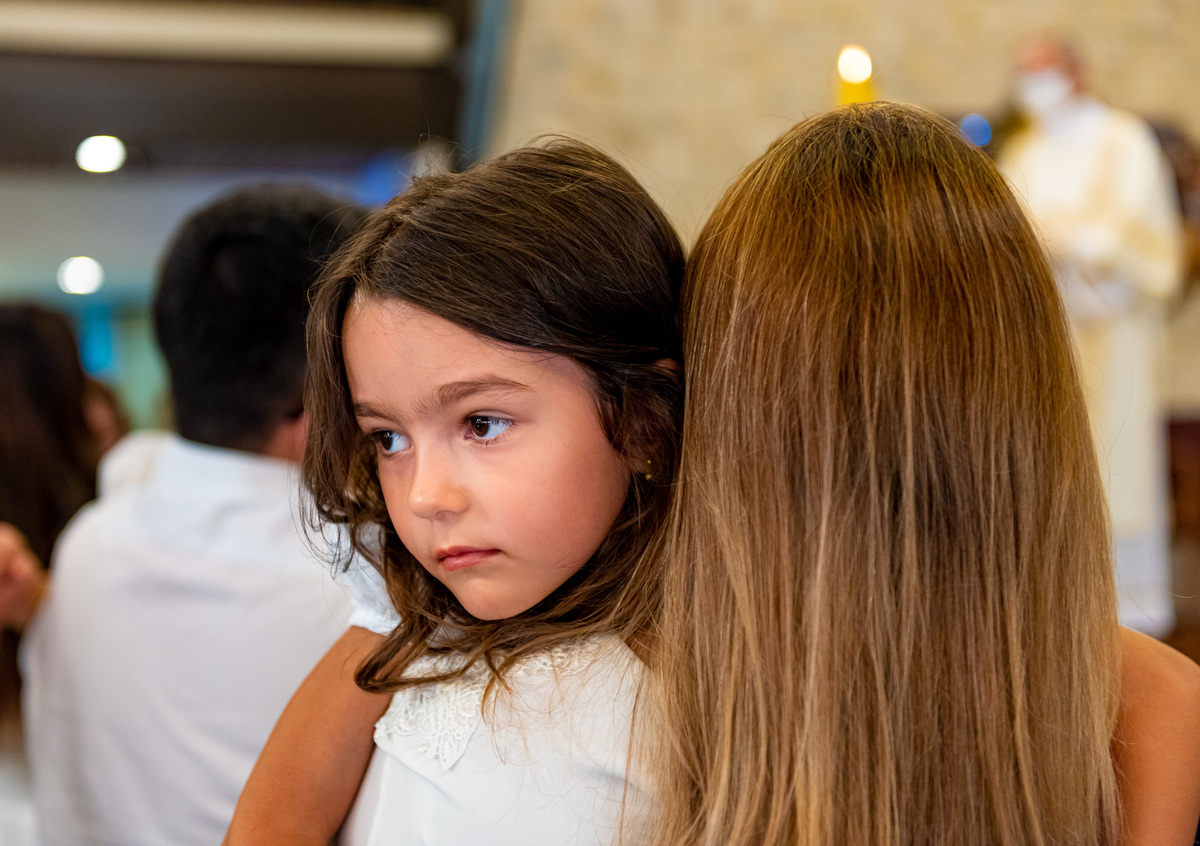 Fotografia de batizado na igreja Nossa Senhora de Lourdes Alphaville, fotografia de batizado em alphaville, batizado de menina, batizado católico de menina, batizado católico de meninas, batizado triplo de meninas, foto interna da igreja, foto da família