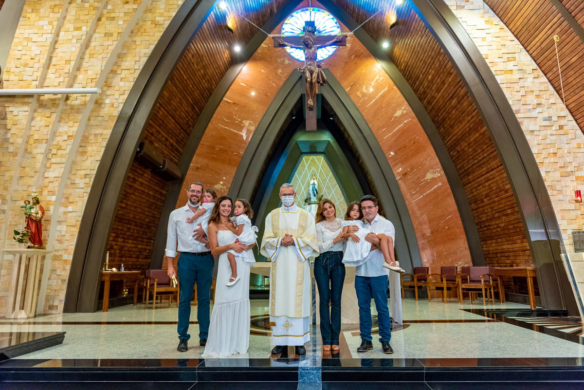 Fotografia de batizado na igreja Nossa Senhora de Lourdes Alphaville, fotografia de batizado em alphaville, batizado de menina, batizado católico de menina, batizado católico de meninas, batizado triplo de meninas, foto interna da igreja, foto da família