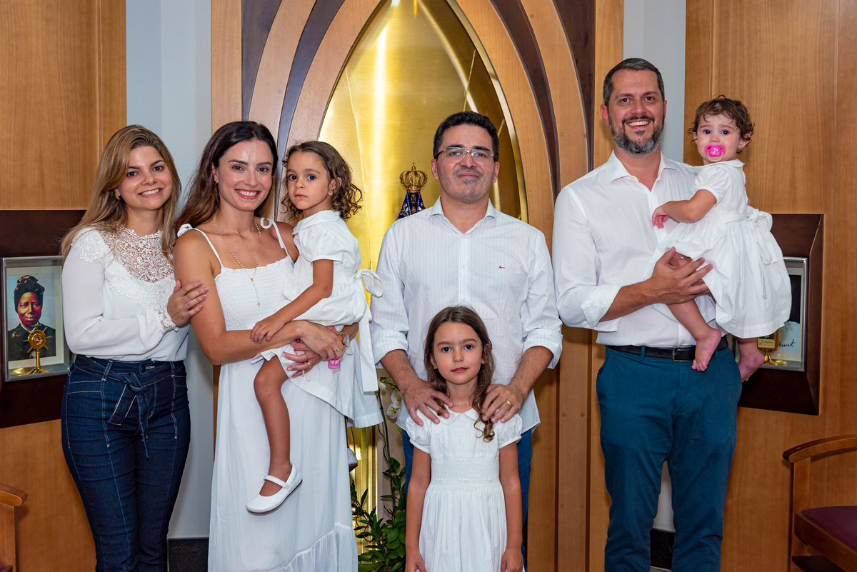 Fotografia de batizado na igreja Nossa Senhora de Lourdes Alphaville, fotografia de batizado em alphaville, batizado de menina, batizado católico de menina, batizado católico de meninas, batizado triplo de meninas, foto interna da igreja, foto da família