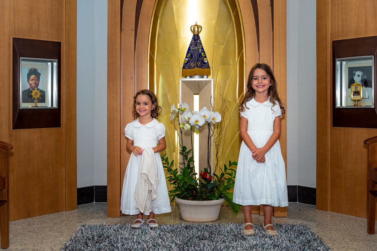 Fotografia de batizado na igreja Nossa Senhora de Lourdes Alphaville, fotografia de batizado em alphaville, batizado de menina, batizado católico de menina, batizado católico de meninas, batizado triplo de meninas, foto interna da igreja, foto da família