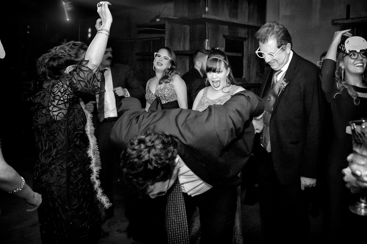 homem mostrando na festa