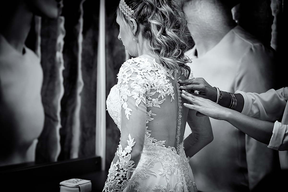 noiva no making of colocando o vestido