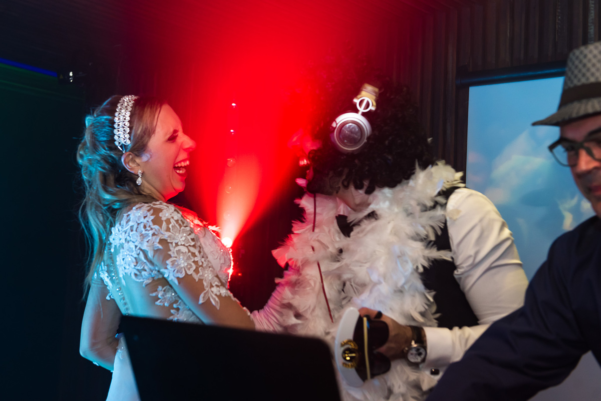 noivos na festa com dj