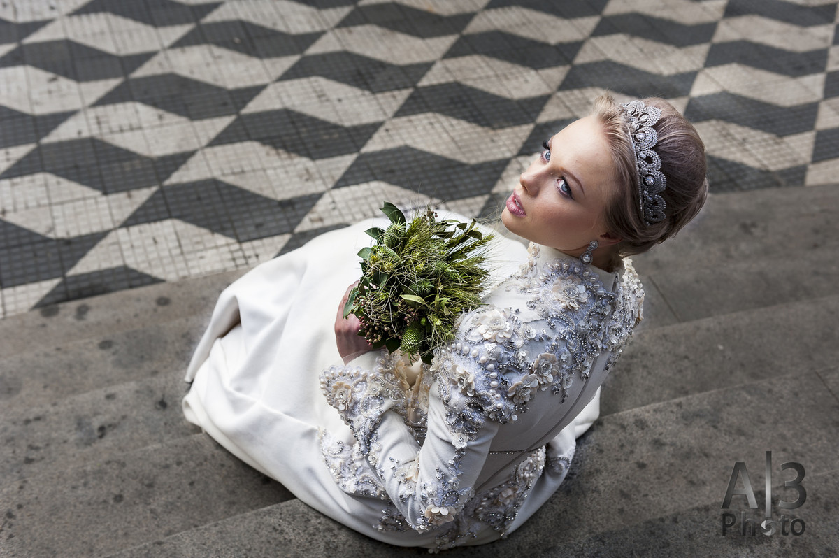 noiva na escada da igreja