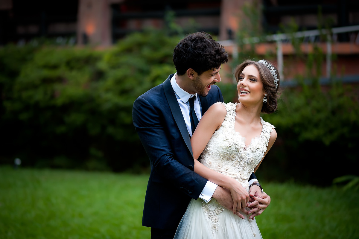 noivos no jardim
