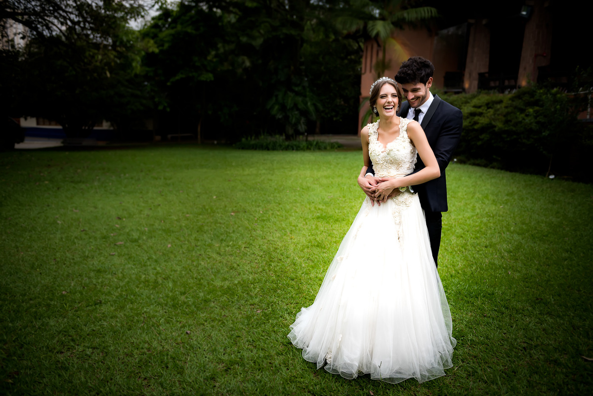 noivos rindo no jardim