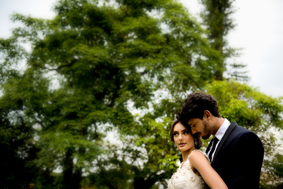 noivos no jardim juntos