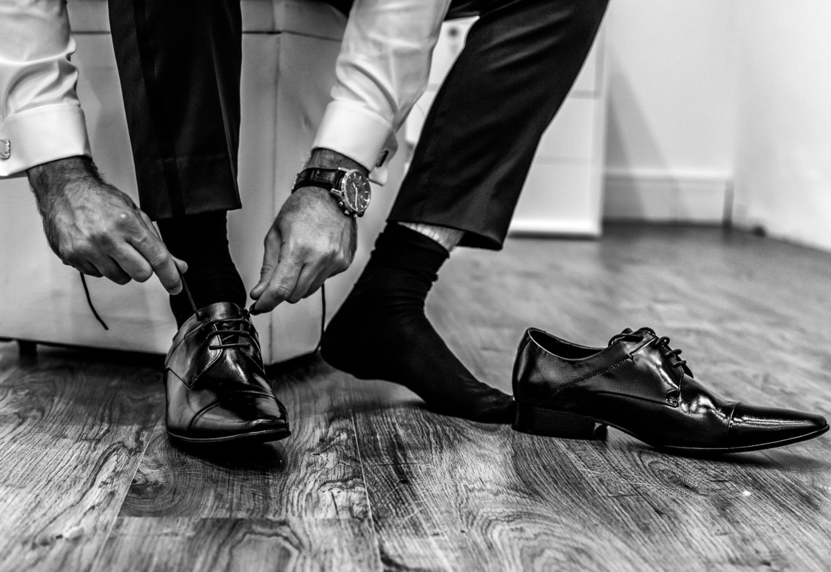 noivo colocando o sapato