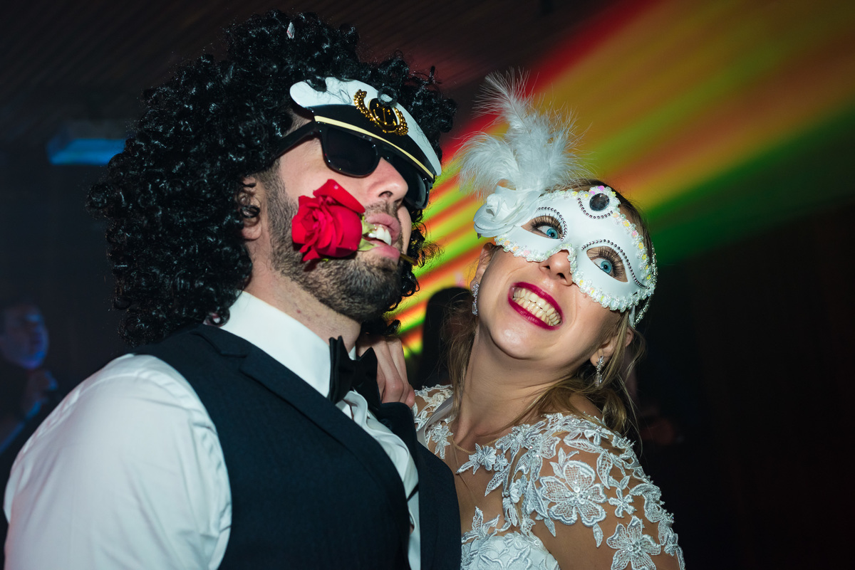 noivos na festa e noivo com rosa na boca