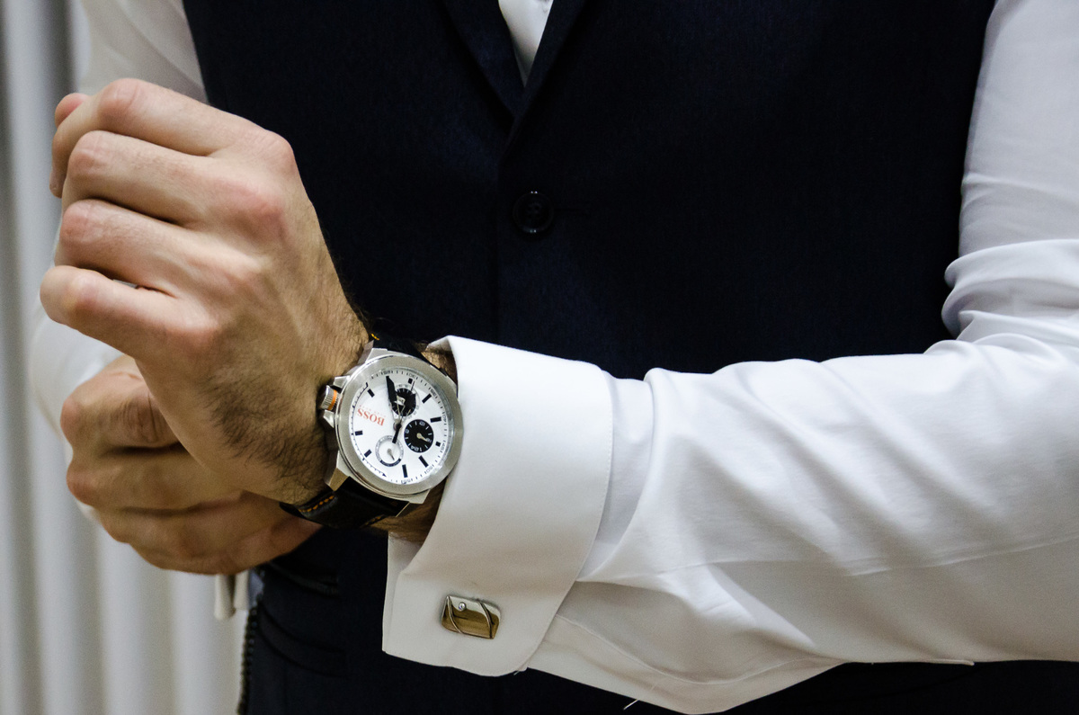 noivo se arrumando colocando o relógio