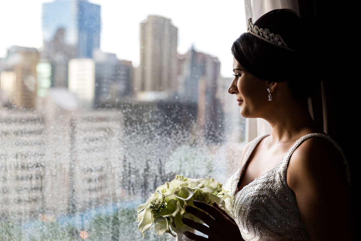 noiva com bouque olhando na janela