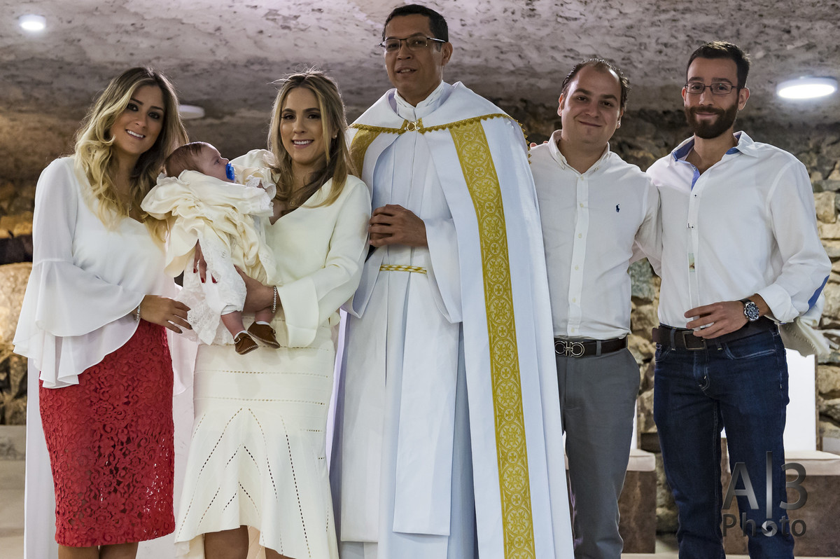 Fotografia de batizado em Alphaville. Fotografia de batizado na gruta Alphaville. Foto de batizado