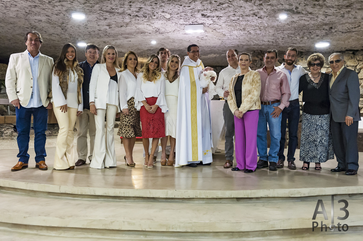 Fotografia de batizado em Alphaville. Fotografia de batizado na gruta Alphaville. Foto de batizado