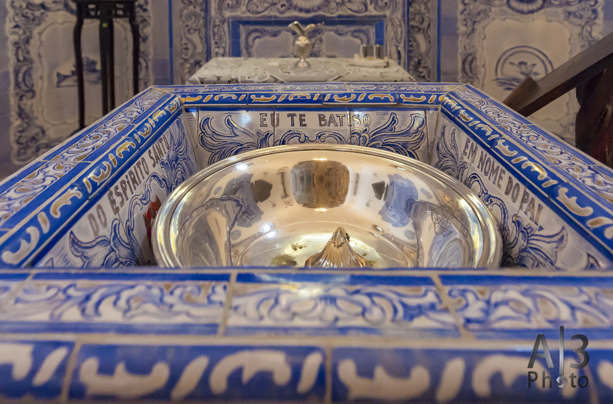 fotografia de batizado na igreja nossa senhora do brasil. foto batizado igreja nossa senhora do brasil. foto pia bastimal