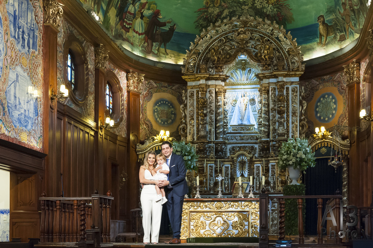 fotografia de batizado na igreja nossa senhora do brasil. foto batizado igreja nossa senhora do brasil. foto pais com filho no altar