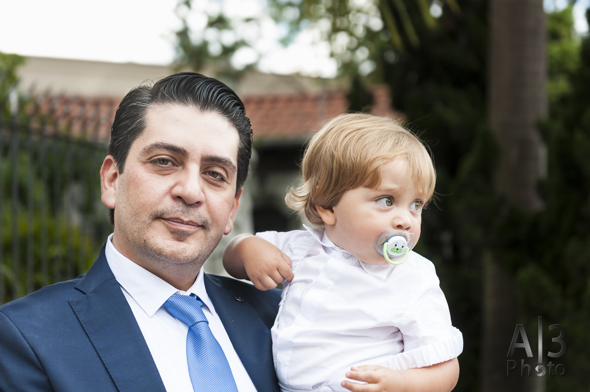 fotografia de batizado na igreja nossa senhora do brasil. foto batizado igreja nossa senhora do brasil. foto pai e filho no batizado