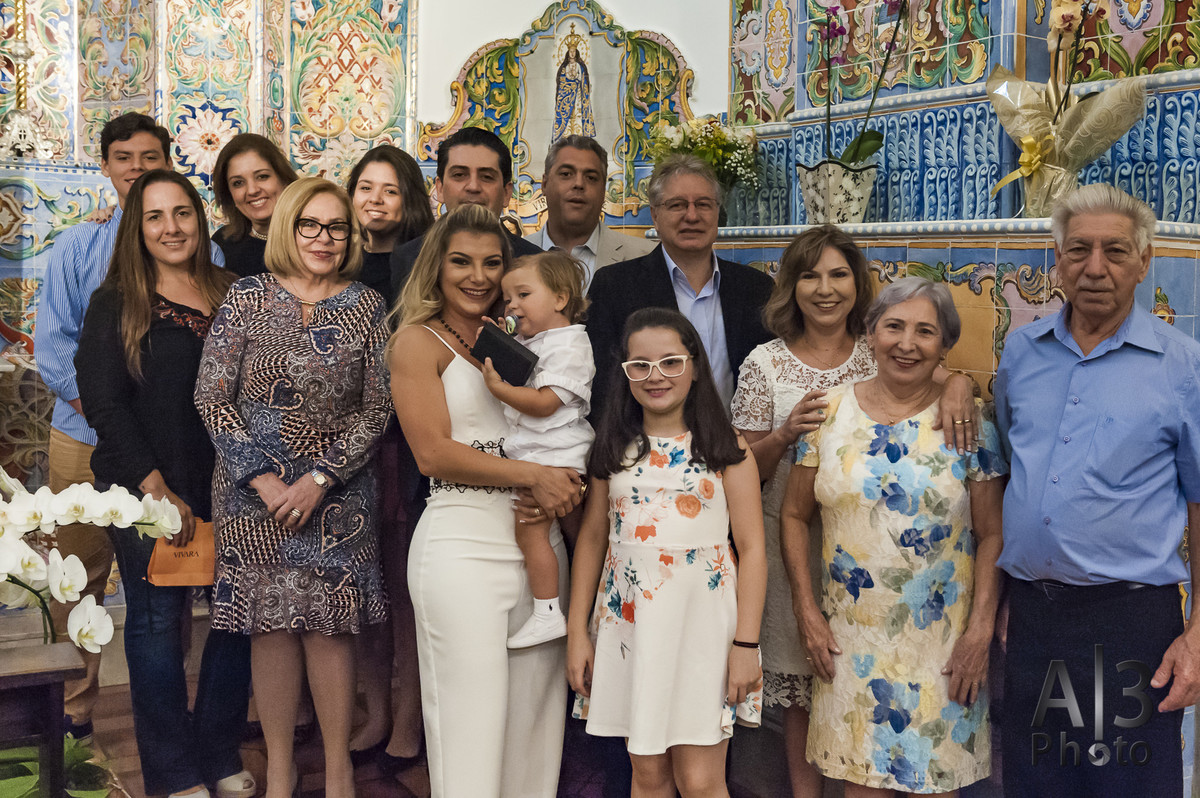 fotografia de batizado em são paulo. fotografia de batizado na igreja nossa senhora do brasil. familia no batizado