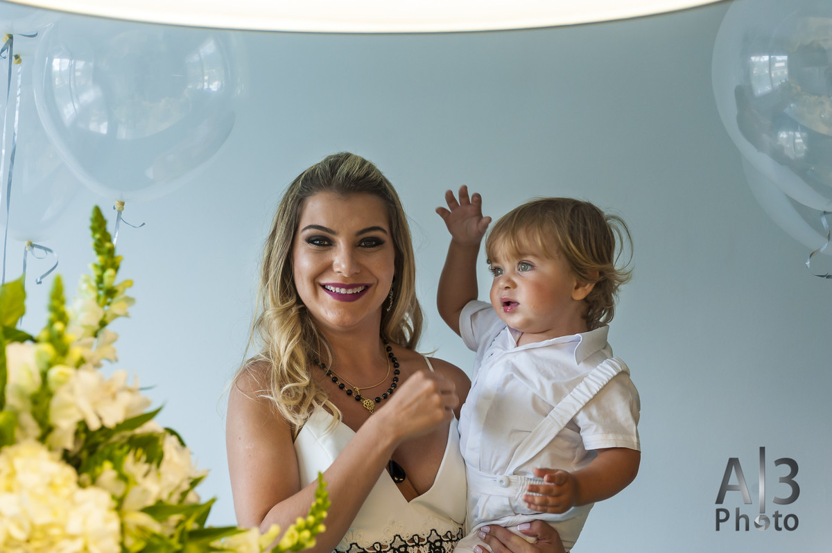 fotografia de batizado em são paulo. fotografia de batizado na igreja nossa senhora do brasil. mãe e filho