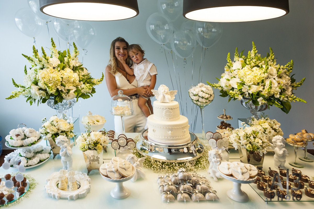 fotografia de batizado em são paulo. fotografia de batizado na igreja nossa senhora do brasil. mãe e filho