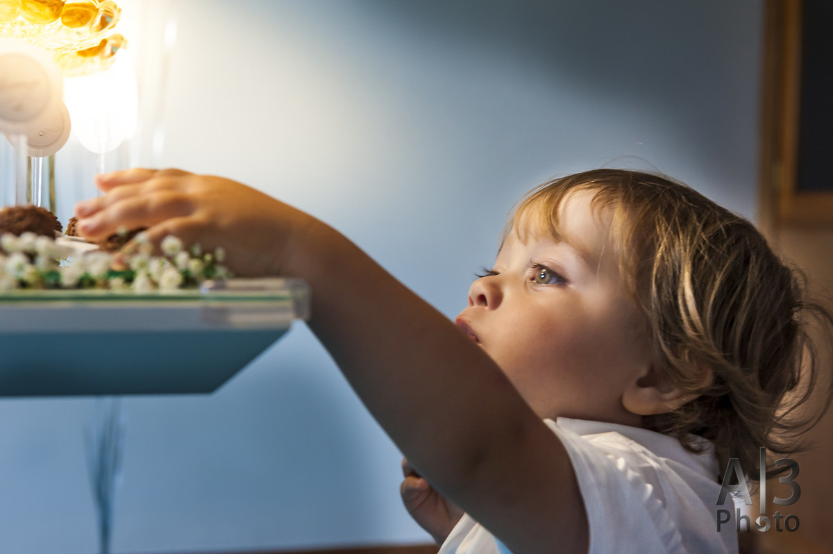 fotografia de batizado em são paulo. fotografia de batizado na igreja nossa senhora do brasil. criança pegando brigadeiro