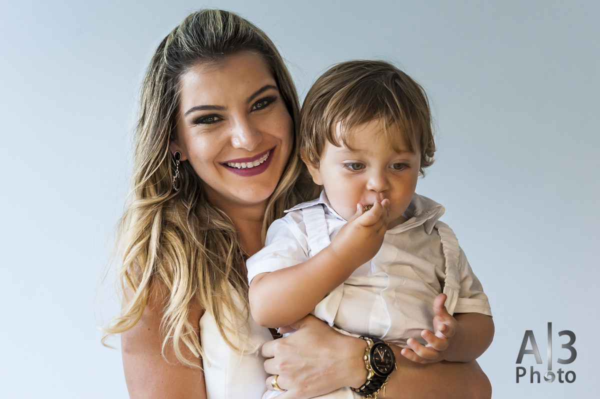 fotografia de batizado em são paulo. fotografia de batizado na igreja nossa senhora do brasil. mãe e filho