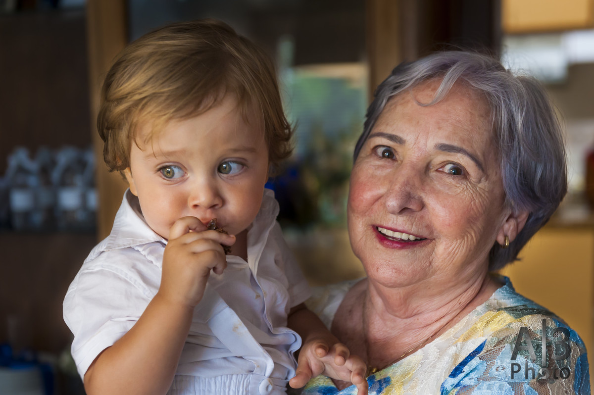fotografia de batizado em são paulo. fotografia de batizado na igreja nossa senhora do brasil. bizavó e neto