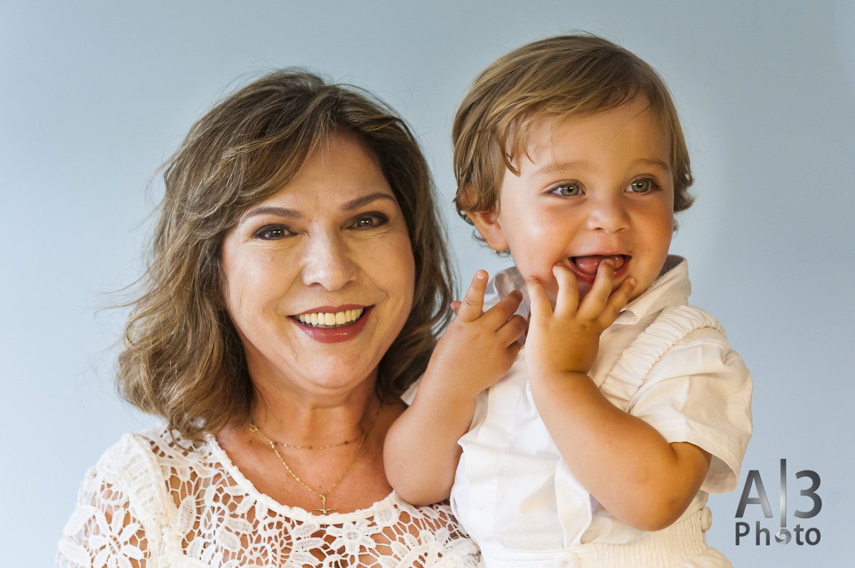 fotografia de batizado em são paulo. fotografia de batizado na igreja nossa senhora do brasil. vó e neto