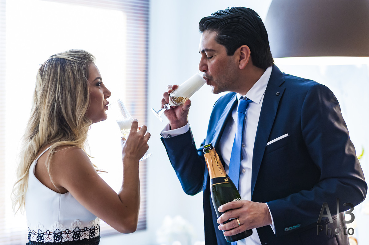 fotografia de batizado em são paulo. fotografia de batizado na igreja nossa senhora do brasil. pais bebendo champagne